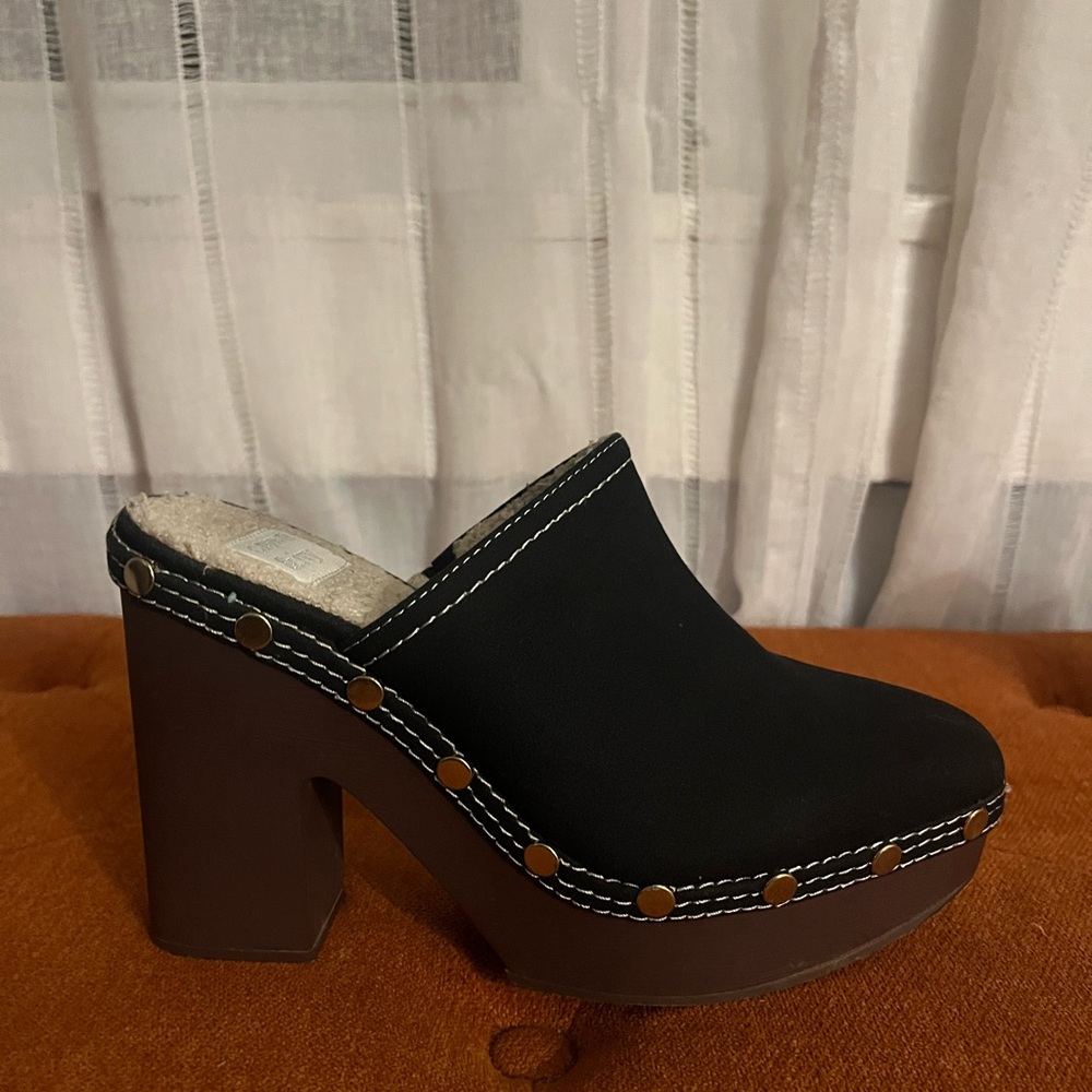 Crown & Ivy black clogs